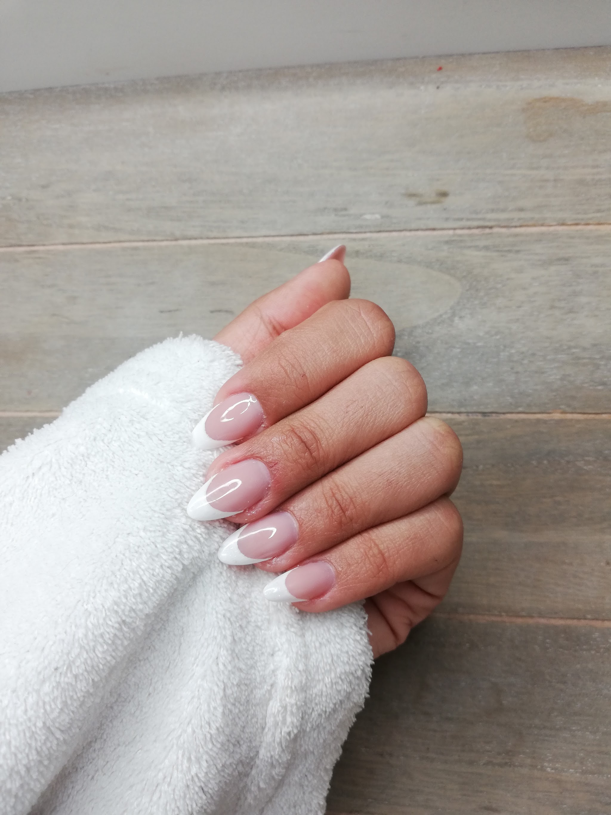 Lichtroze nagels met een subtiel wit patroon