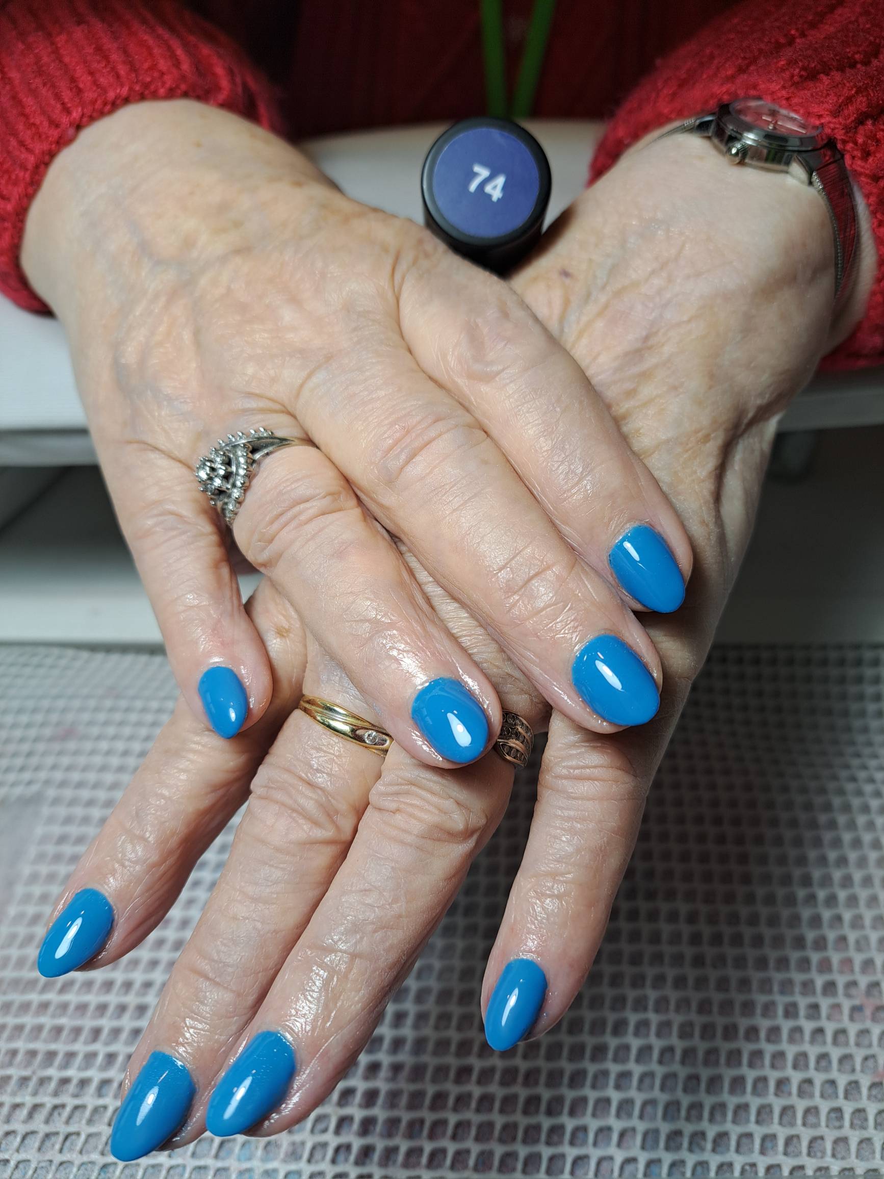 Afgewerkte helderblauwe manicure