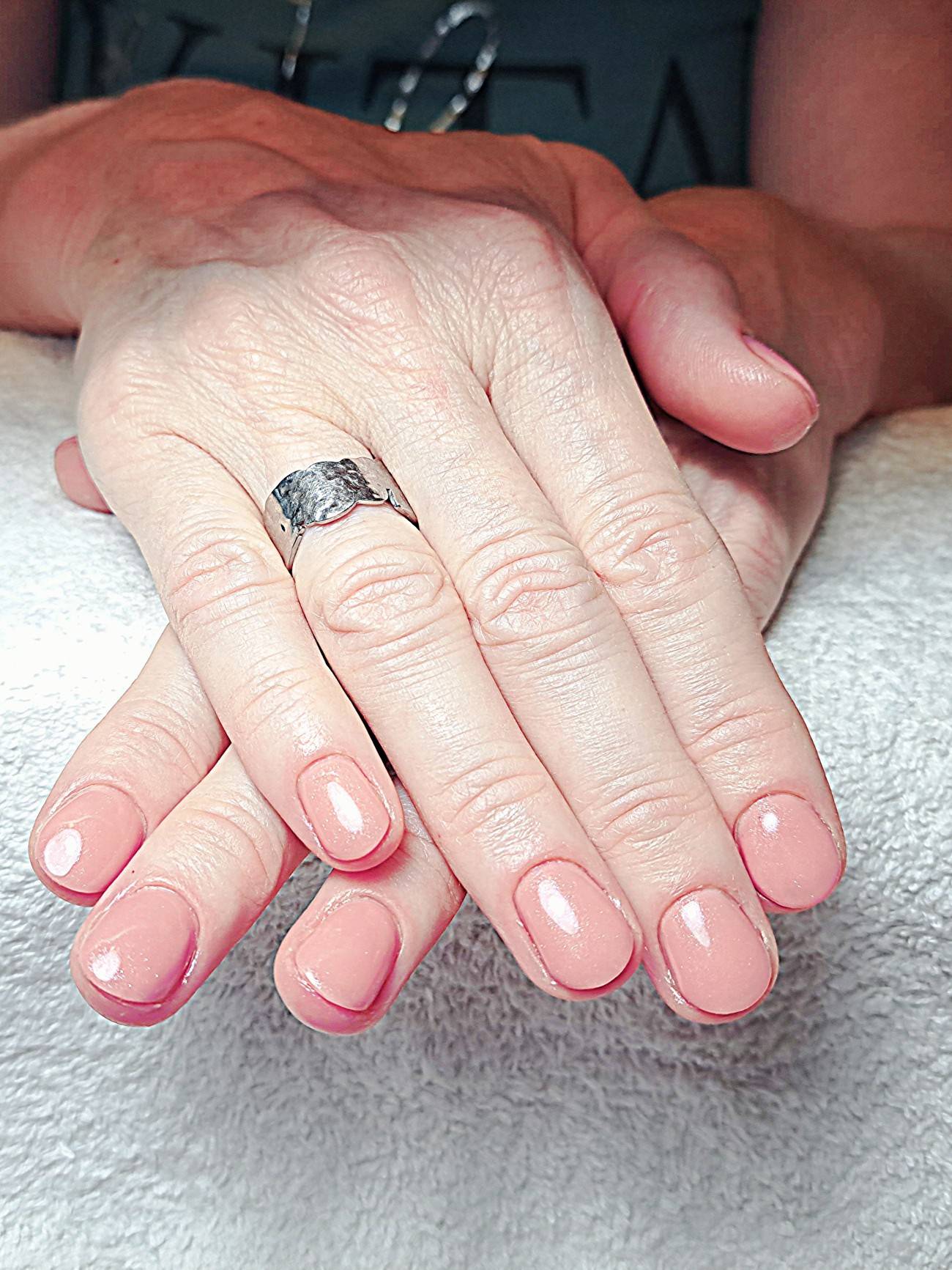 Zachtroze gellac op verzorgde nagels
