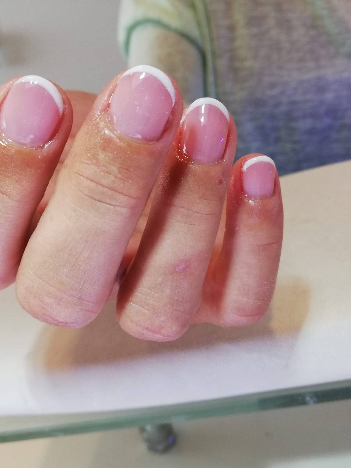 Afgewerkte nagels met een wit nagelrandje