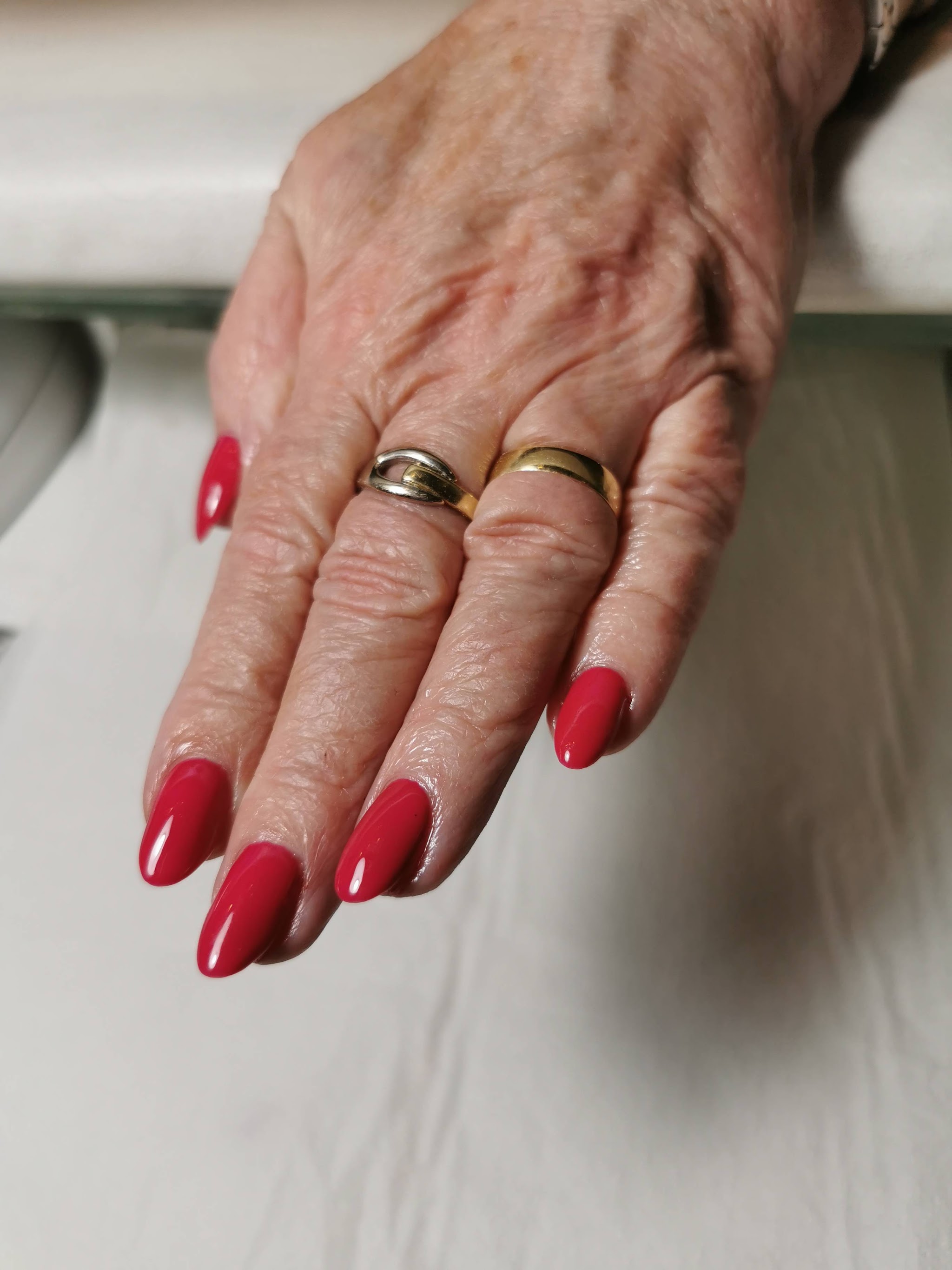 Dieprode manicure op lange nagels