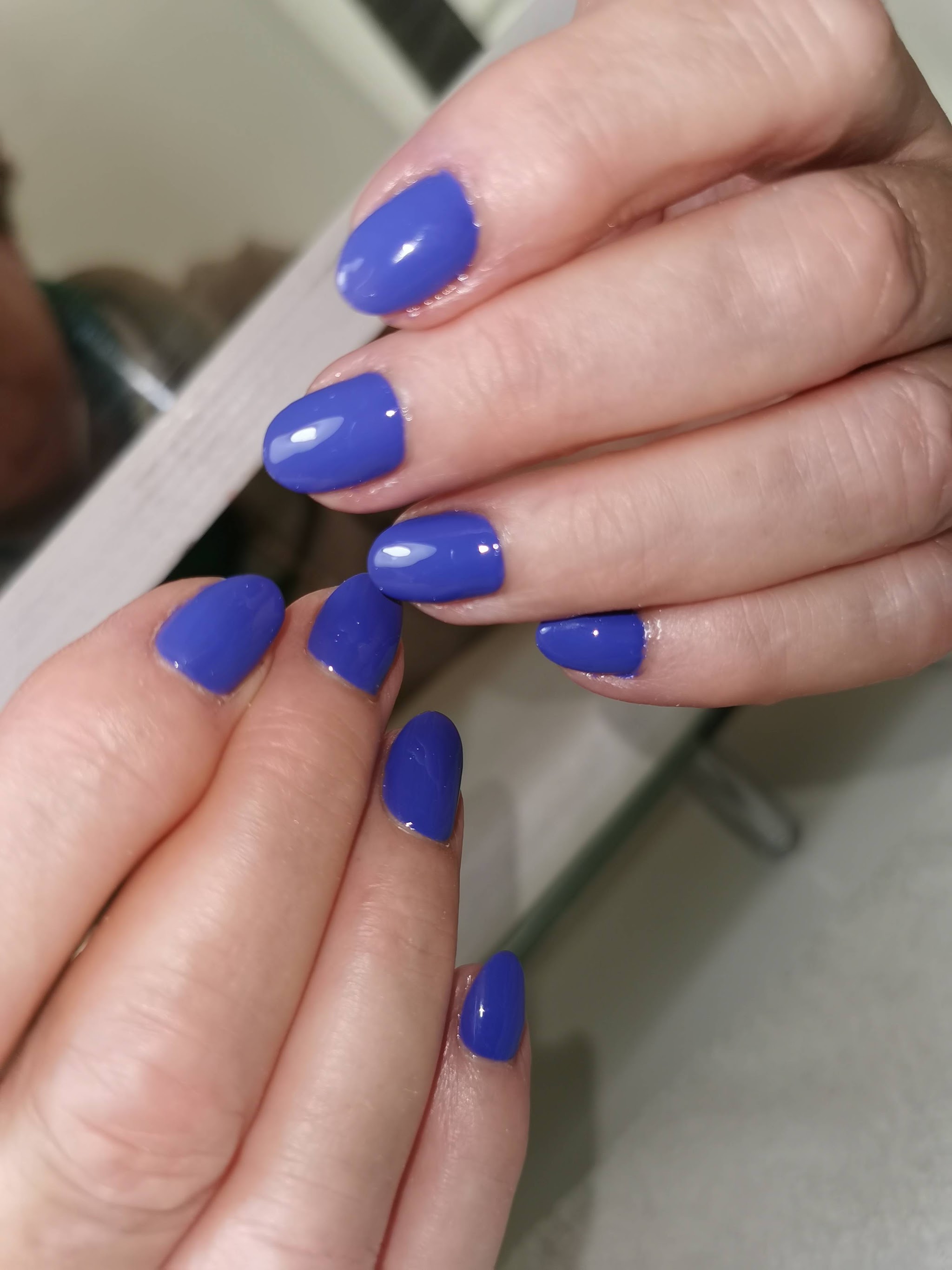 Blauwe manicure op beide handen